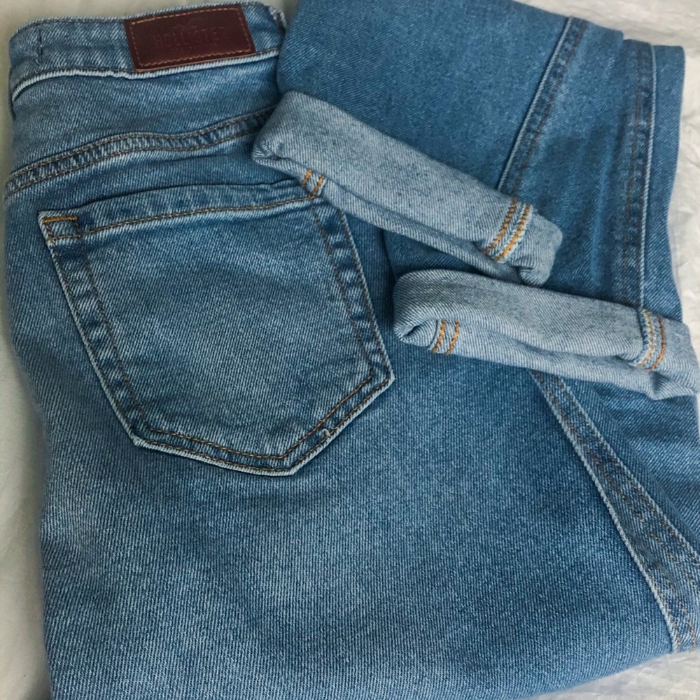 Hollister Ultra-High Rise Mom Jeans (Size 24)